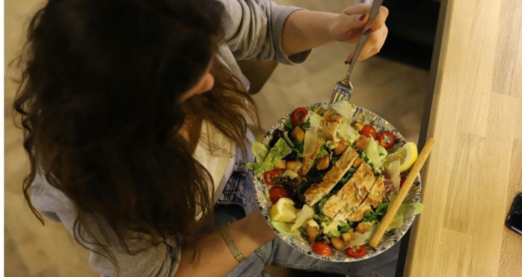 Prato colorido com vegetais frescos, proteína grelhada e grãos integrais, mostrando equilíbrio e saúde sem contar calorias.